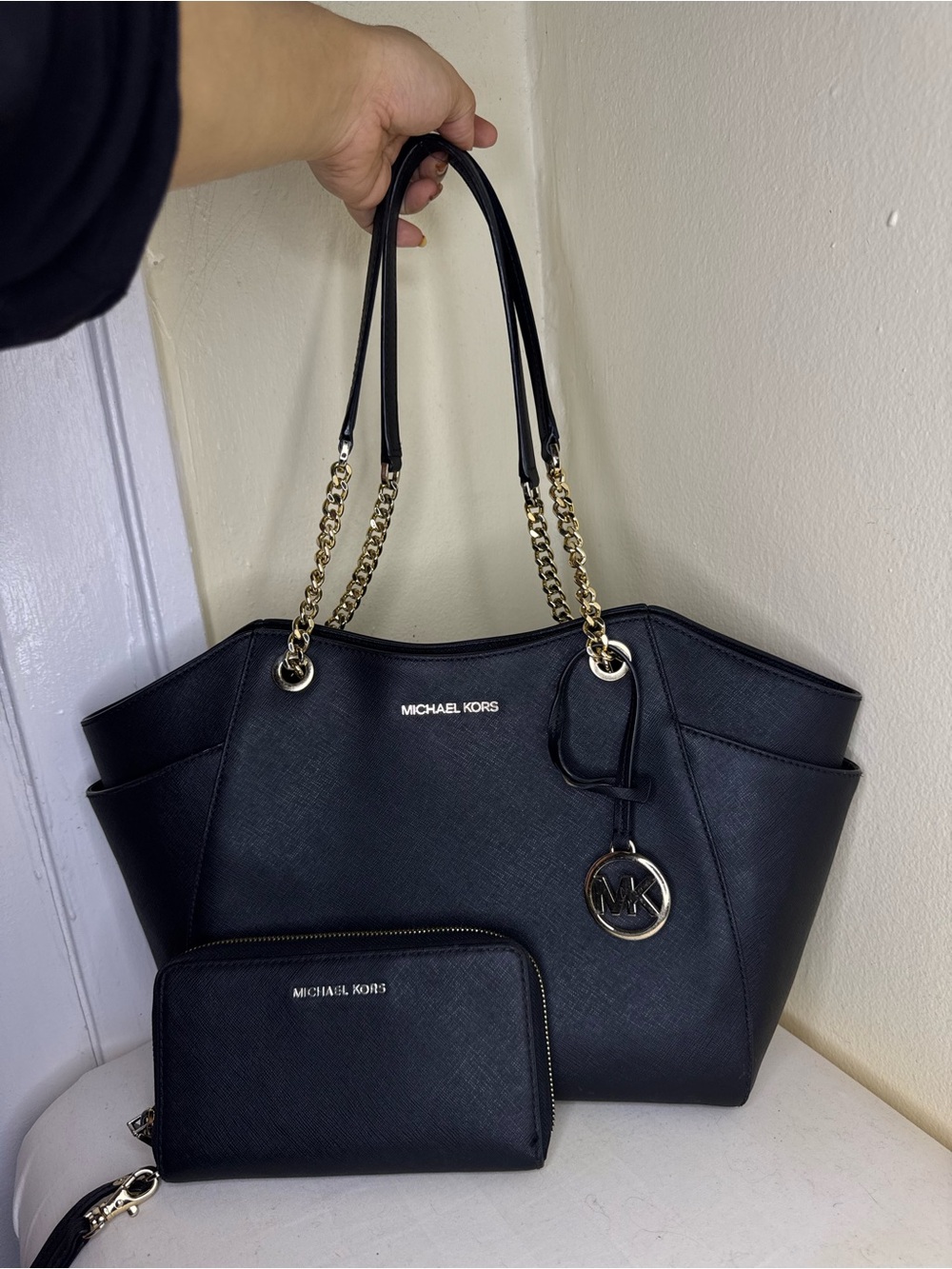 Michael Kors Women’s jet set Black Saffiano Leather Tote with Chain Handles